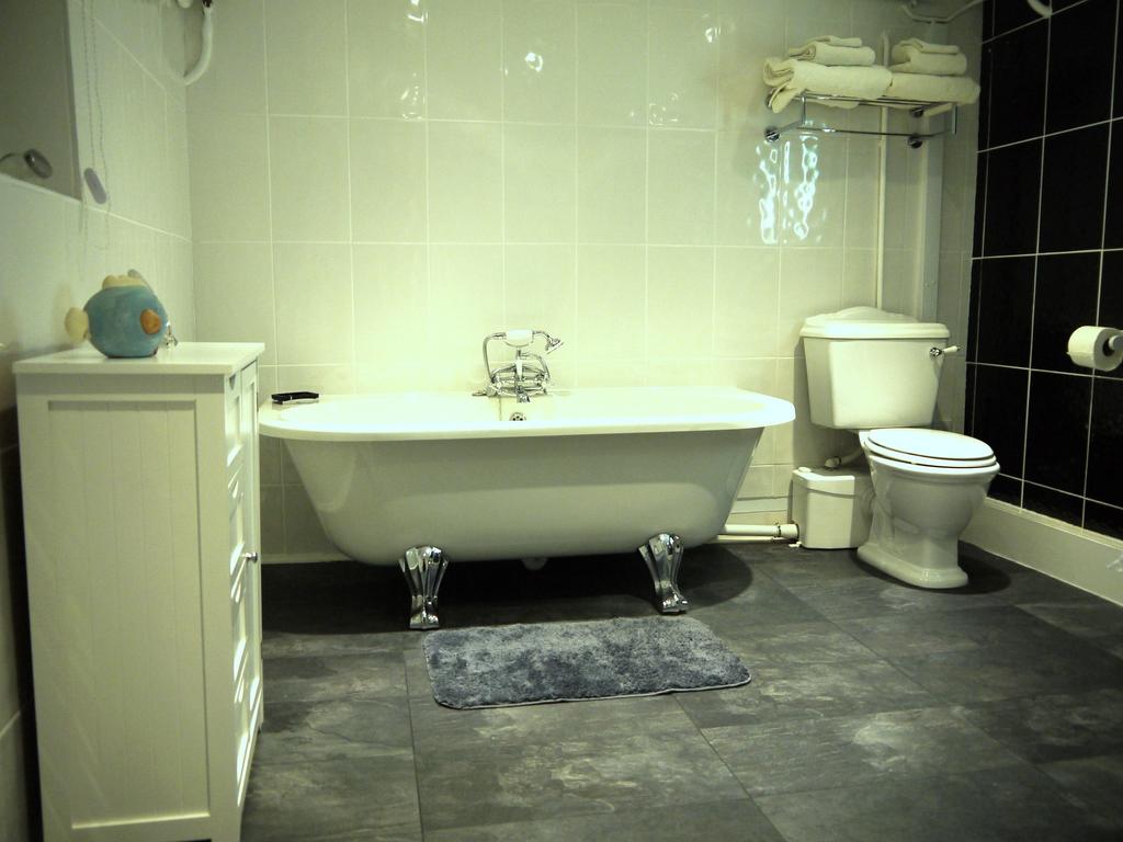 photo of the luxury king room roll top bath