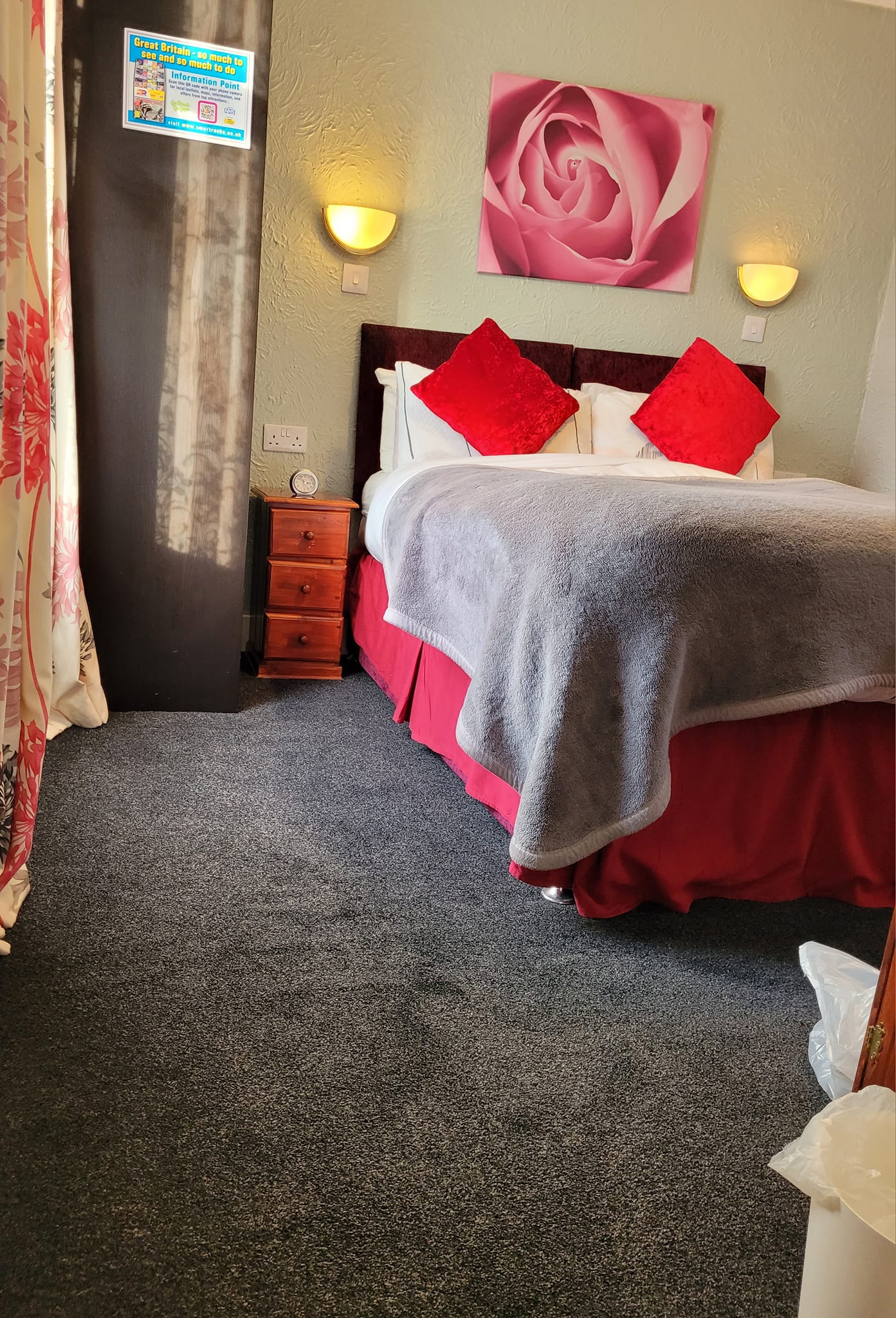 photo of the king room bed