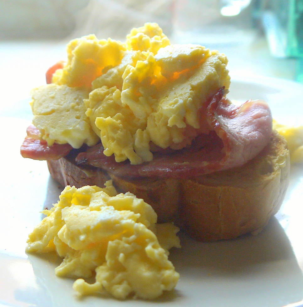 photo of scrambled egg and bacon on toast